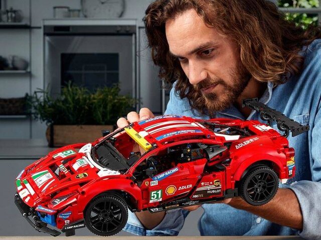 pol_pl_LEGO-Technic-42125-Ferrari-488-GTE-AF-Corse-51-323900_5.jpg